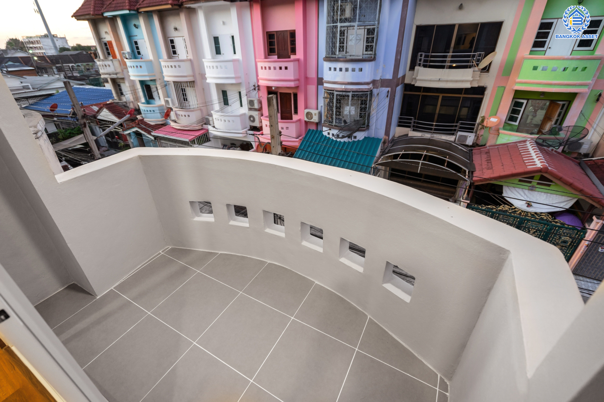 บ้านมือสองตกแต่งใหม่ ม.ศรีบัณฑิต5 บางกรวย ทาวน์เฮ้าส์ 3 ชั้นหลังใหญ่ เนื้อที่ 18 ตร.ว. ทำเลโซนเมือง ฟังก์ชัน 4 ห้องนอน 3 ห้องน้ำ 1 ที่จอดรถ ตอบโจทย์ทุกการเข้าอยู่ พร้อมรองรับครอบครัวขยาย อยู่บนทำเลเชื่อมต่อหลายเส้นทาง ใกล้จุดขึ้นทางด่วน "ศรีรัช" และรถไฟฟ้าสายสีน้ำเงิน "สถานีบางอ้อ"